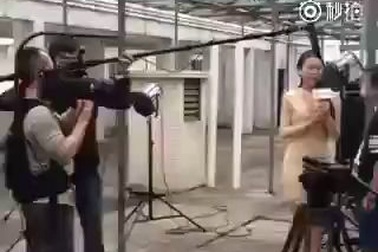 Nữ phóng viên bất ngờ bị sàm sỡ khi đang phỏng vấn