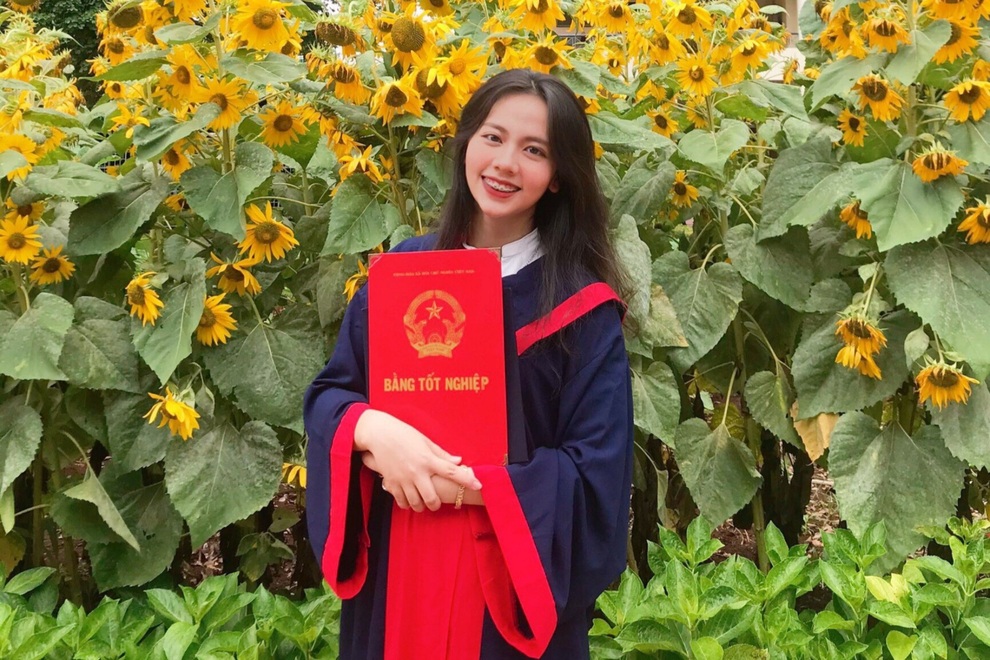 Nữ sinh tuyển thẳng vào ĐH Kiến trúc TPHCM vẫn xuất sắc đạt 9,75 điểm Văn - 1 Nữ sinh tuyển thẳng vào ĐH Kiến trúc TPHCM vẫn xuất sắc đạt 9,75 điểm Văn - 1