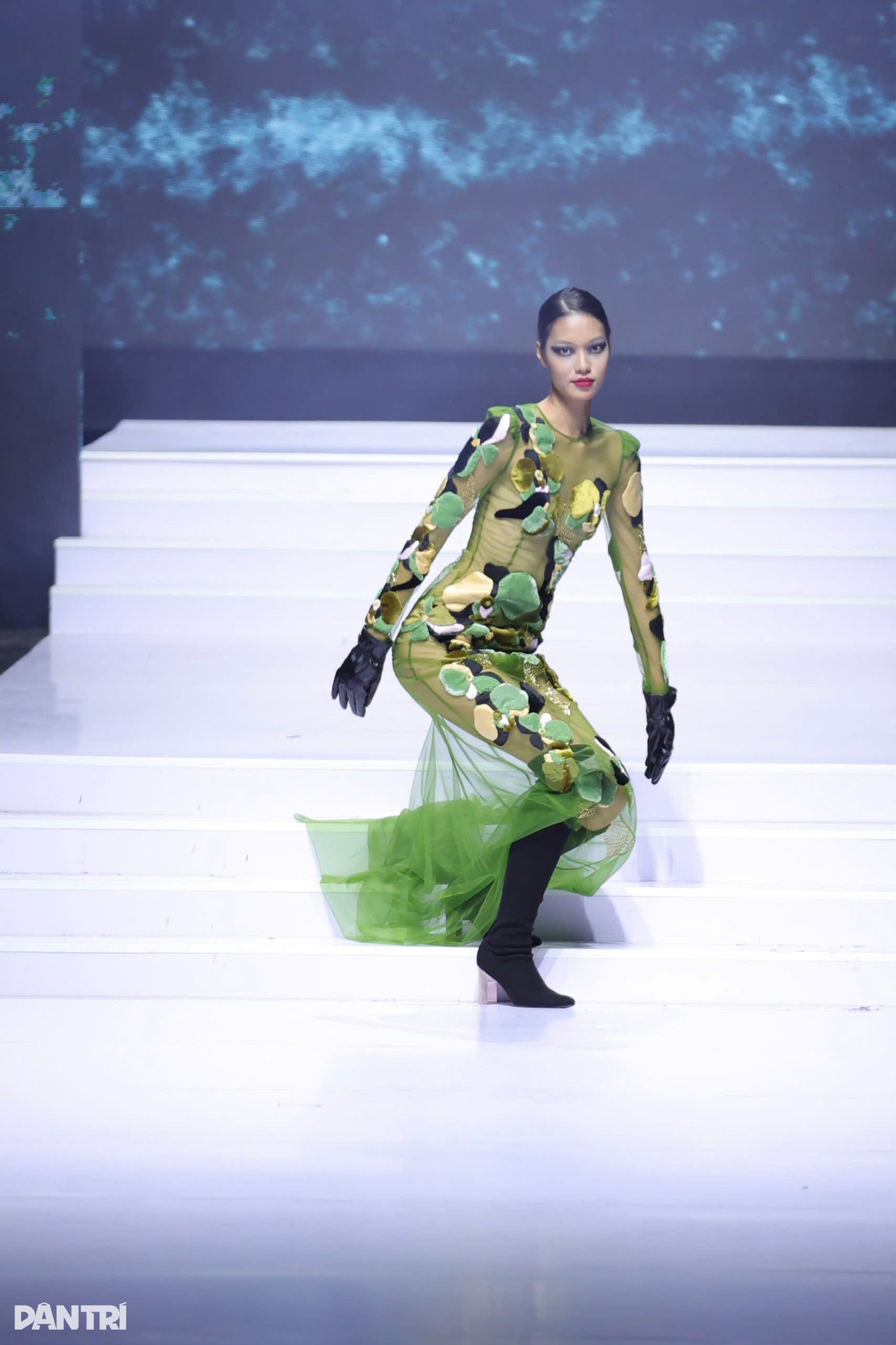 Quán quân Next Top Model 1,84m vấp ngã lại đứng lên bản lĩnh trên sàn diễn - 4