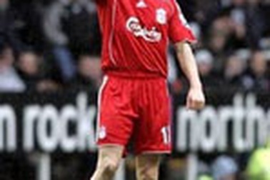 Bellamy choảng Riise vì không chịu... hát karaoke  