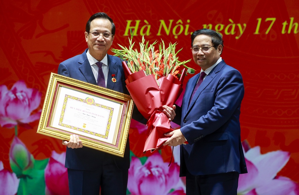 នាយករដ្ឋមន្ត្រីប្រគល់ផ្លាកសញ្ញាសមាជិកភាពបក្ស៤០ឆ្នាំជូនរដ្ឋមន្ត្រី Dao Ngoc Dung - ២ Thủ tướng trao Huy hiệu 40 năm tuổi Đảng tặng Bộ trưởng Đào Ngọc Dung - 2