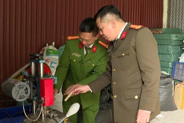 Hai vợ chồng dùng phòng khách làm nơi sản xuất pháo hoa nổ