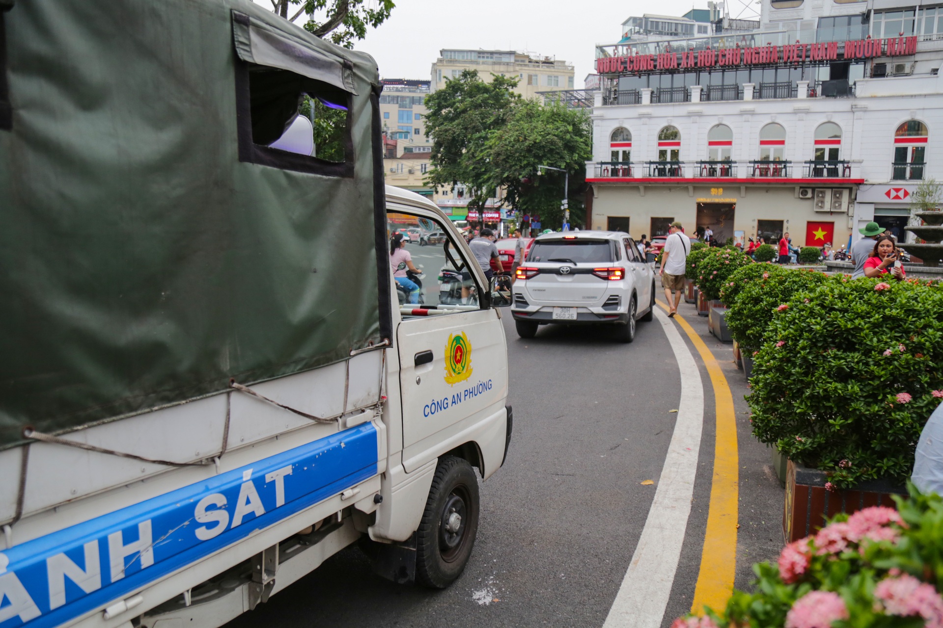 Cảnh sát phát loa, phân luồng tại Quảng trường Đông Kinh - Nghĩa Thục - 7 Cảnh sát phát loa, phân luồng tại Quảng trường Đông Kinh - Nghĩa Thục - 7