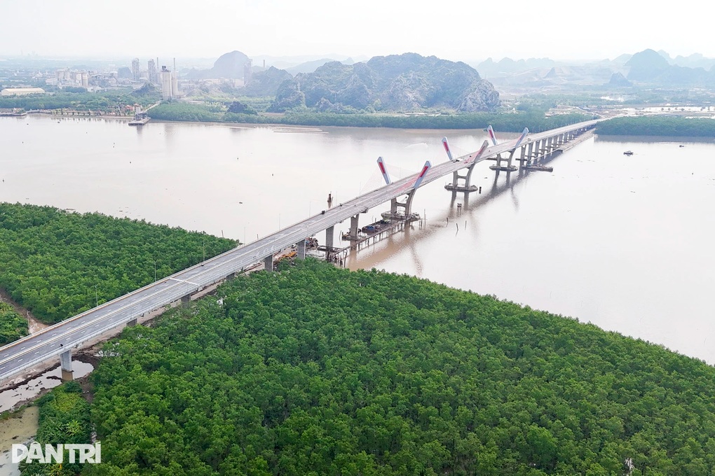 Bé trai ngồi chênh vênh ở lan can cầu nối Quảng Ninh - Hải Phòng - 2 Bé trai ngồi chênh vênh ở lan can cầu nối Quảng Ninh - Hải Phòng - 2
