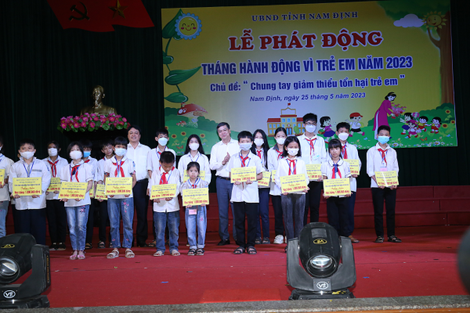 Các đồng chí: Trần Minh Thắng, Ủy viên Ban Thường vụ Tỉnh uỷ, Trưởng Ban Dân vận Tỉnh ủy;
Trần Lê Đoài, Tỉnh uỷ viên, Phó Chủ tịch UBND tỉnh trao học bổng cho trẻ em có hoàn cảnh đặc biệt.