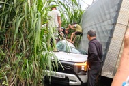Hai mẹ con tử vong trong vụ ô tô tải lật đè xe con ở Lâm Đồng