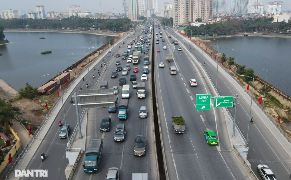 Người dân đổ về quê nghỉ Tết sớm, đường phố cửa ngõ Hà Nội ùn ứ kéo dài - 2 Người dân đổ về quê nghỉ Tết sớm, đường phố cửa ngõ Hà Nội ùn ứ kéo dài - 2