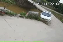 Ô tô ôm cua cực "gắt", lao thẳng xuống sông đầy khó hiểu