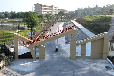 Thiết kế cổng trường "liêu xiêu" ở Huế, nhà trường lên tiếng