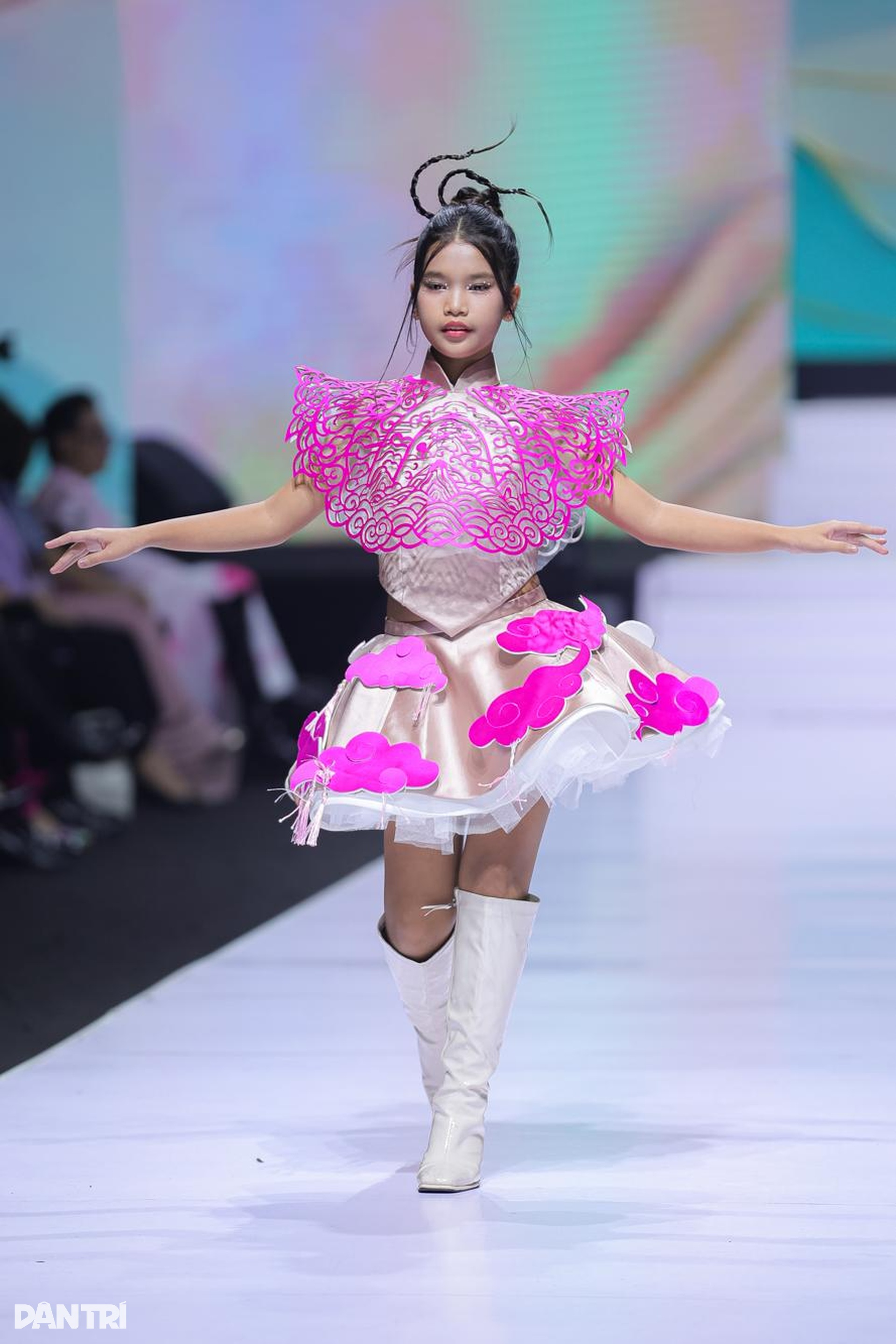 Á hậu Trái đất Trịnh Mỹ Anh gây “choáng” khi khoe vòng 3 trên sàn catwalk - 13 Á hậu Trái đất Trịnh Mỹ Anh gây “choáng” khi khoe vòng 3 trên sàn catwalk - 13