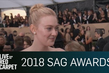 Dakota Fanning khoe vai trần nuột nà