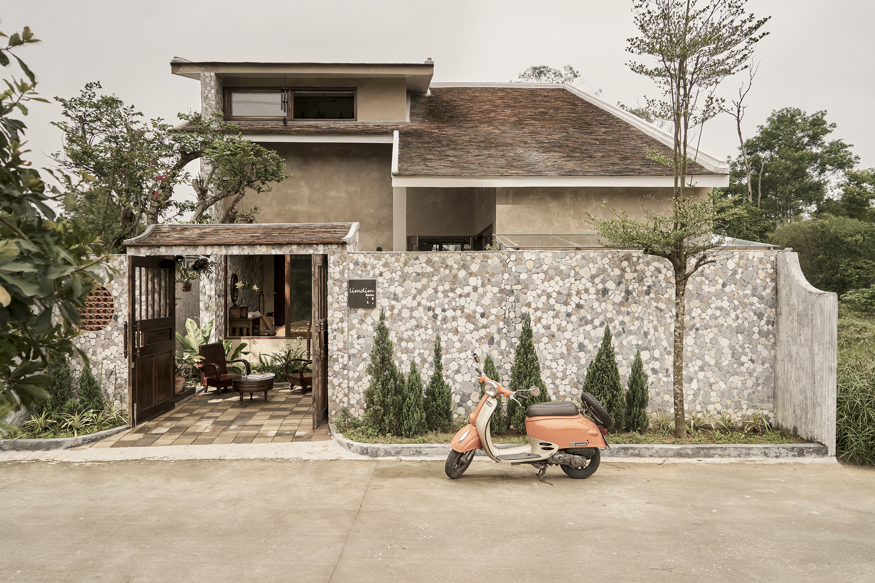 Con gái xây nhà quê giữa phố tặng bố mẹ tuổi xế chiều - 1 Con gái xây nhà quê giữa phố tặng bố mẹ tuổi xế chiều - 1