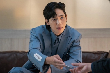 Ác nam của "The Glory" xuất thân giàu có, dính tin đồn hẹn hò Song Hye Kyo