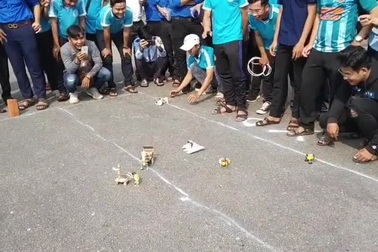 Cuộc đua xe tự chế đầy hài hước của sinh viên Việt Nam
