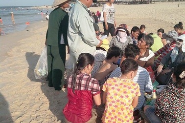 Khách du lịch đến biển Thuận An không vào bãi tắm vì phí môi trường