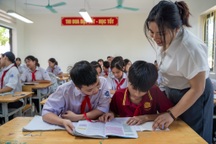 Dạy môn thể dục, văn, sử, địa bằng tiếng Anh