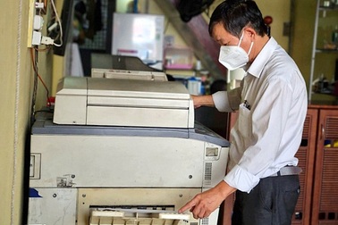 Đóng cửa gần 3 tháng, chủ tiệm photocopy vui mừng khi nhận hỗ trợ