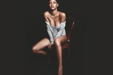 Rihanna “đá xoáy” cả Chris Brown lẫn Leonardo DiCaprio