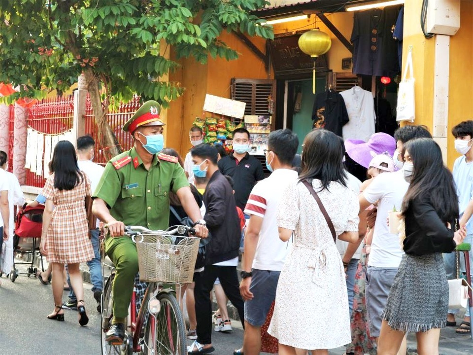 Du khách đổ về Hội An nghỉ lễ quá đông - 4
