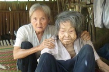 Ánh mắt cầu cứu của hai cụ già bệnh tật