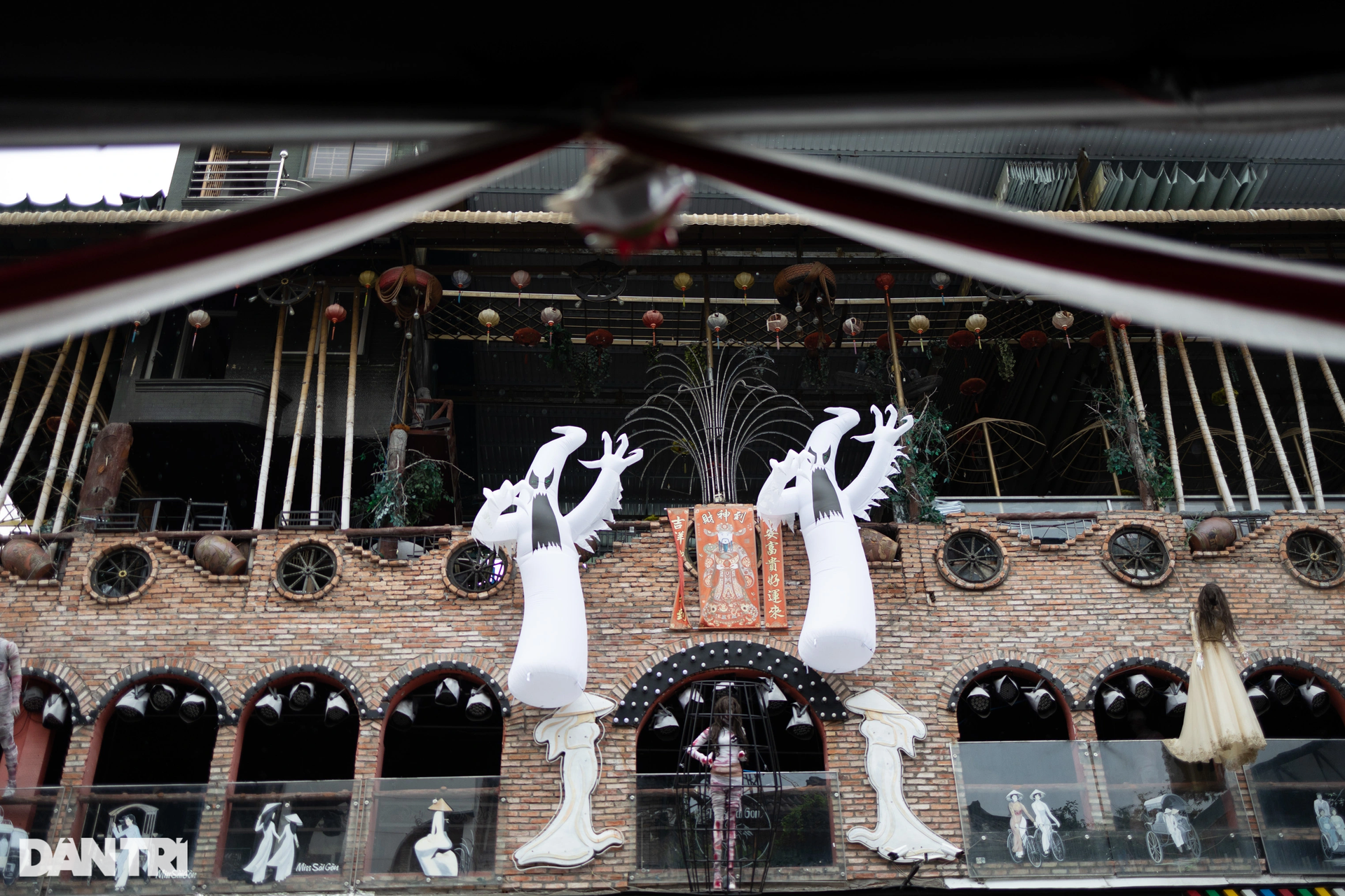 Ma quỷ tràn ngập đường phố, hàng quán ở TPHCM dịp lễ Halloween - 9 Ma quỷ tràn ngập đường phố, hàng quán ở TPHCM dịp lễ Halloween - 9