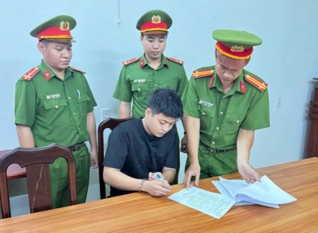 Bắt khẩn cấp tài xế, phụ xe buýt và người giao hàng sau ẩu đả ở TPHCM - 2 Bắt khẩn cấp tài xế, phụ xe buýt và người giao hàng sau ẩu đả ở TPHCM - 2