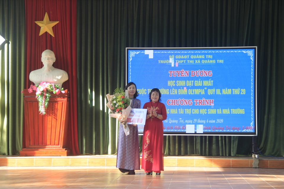 Tuyên dương, khen thưởng học sinh lọt vào chung kết năm Olympia - 2 Tuyên dương, khen thưởng học sinh lọt vào chung kết năm Olympia - 2