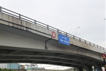 TPHCM ra văn bản khẩn, cấm tất cả phương tiện qua cầu vượt Nguyễn Hữu Cảnh