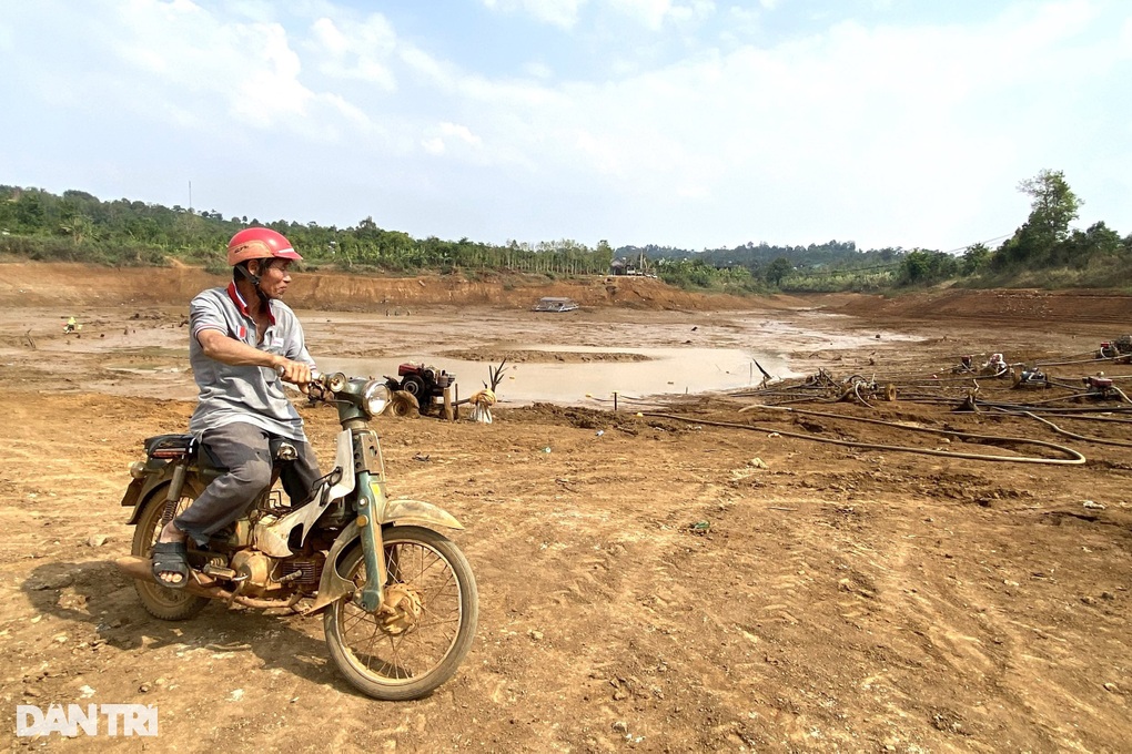 Ao hồ cạn trơ đáy, người dân hút bùn cứu cà phê - 2 Ao hồ cạn trơ đáy, người dân hút bùn cứu cà phê - 2