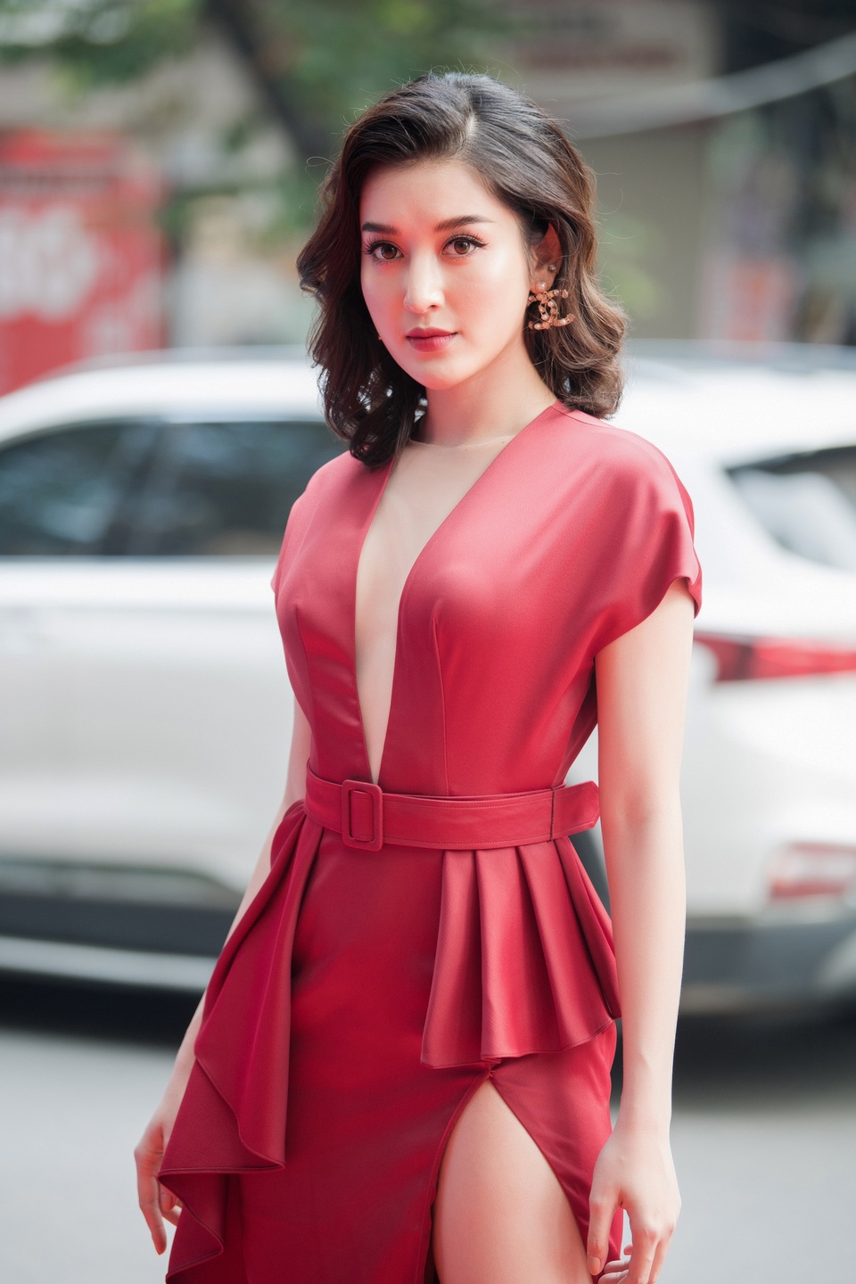 Diện váy xẻ cao ngút, Huyền My cẩn thận che chắn tránh “sự cố” - 4 Diện váy xẻ cao ngút, Huyền My cẩn thận che chắn tránh “sự cố” - 4