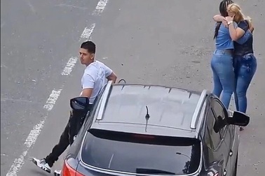 Clip: Diễn xuất đỉnh cao của tiểu tam khi bị bắt gặp lén lút ngoại tình