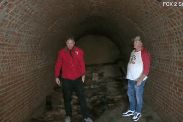 Sửa lại nhà, người đàn ông ngỡ ngàng phát hiện bí mật không ngờ