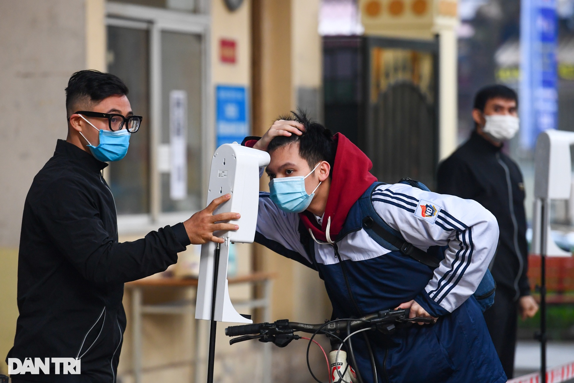 Học sinh lớp 12 ở Hà Nội bồi hồi, lo lắng trong ngày đầu trở lại trường - 3 Học sinh lớp 12 ở Hà Nội bồi hồi, lo lắng trong ngày đầu trở lại trường - 3