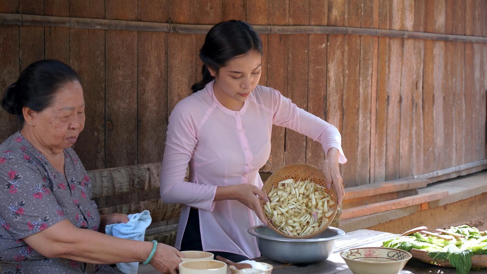 Từng đội vương miện 1,5 tỷ, cô gái về quê bán cá khô hút triệu lượt xem - 7