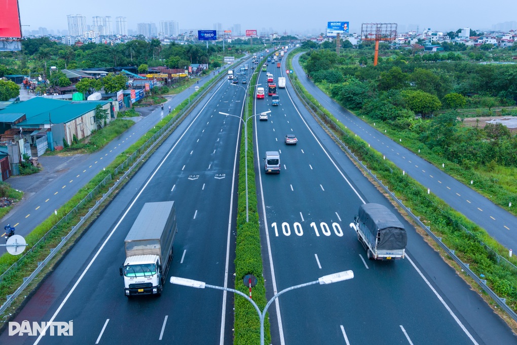 Trồng cây xanh trên cao tốc: Tưới nước tự động, cơ giới hóa việc cắt tỉa - 2