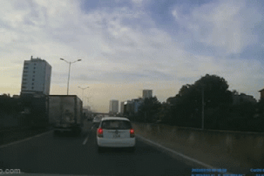 Hà Nội: Nữ tài xế "liều mạng" đi ngược chiều đường Vành đai 3 trên cao