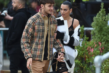 Dua Lipa và Anwar Hadid đẹp đôi đi xem show thời trang
