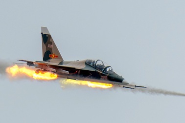 Máy bay huấn luyện Yak-130 phóng rocket tiêu diệt mục tiêu mặt đất