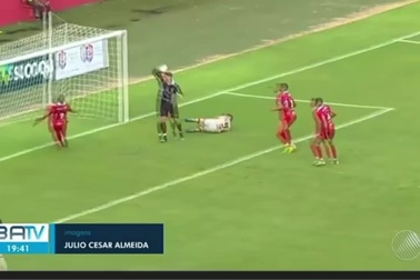 Bàn thắng kỳ lạ chưa từng thấy: Vấp ngã cũng… lập siêu phẩm