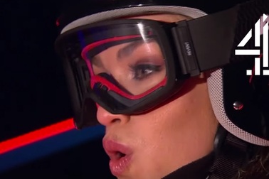 Amy Willerton trổ tài trượt tuyết