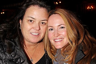 MC nổi tiếng nước Mỹ cưới bạn gái đồng tính