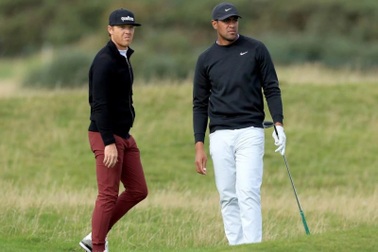 Chuyện lạ có thật: Tỷ phú USD làm caddie cho golfer chuyên nghiệp