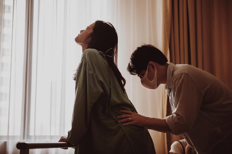 Đông Nhi chia sẻ khoảnh khắc Ông Cao Thắng căng thẳng, lo lắng chờ vợ sinh - 5 Đông Nhi chia sẻ khoảnh khắc Ông Cao Thắng căng thẳng, lo lắng chờ vợ sinh - 5