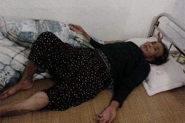 Người đàn bà tội nghiệp bị bỏ rơi trước Trung tâm công tác xã hội