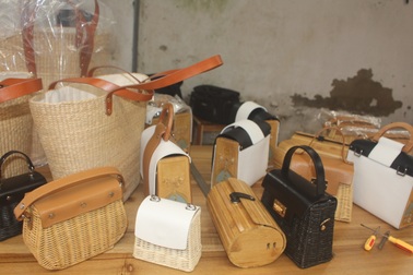 Túi xách thủ công vươn ra thế giới của chàng trai xứ Thanh