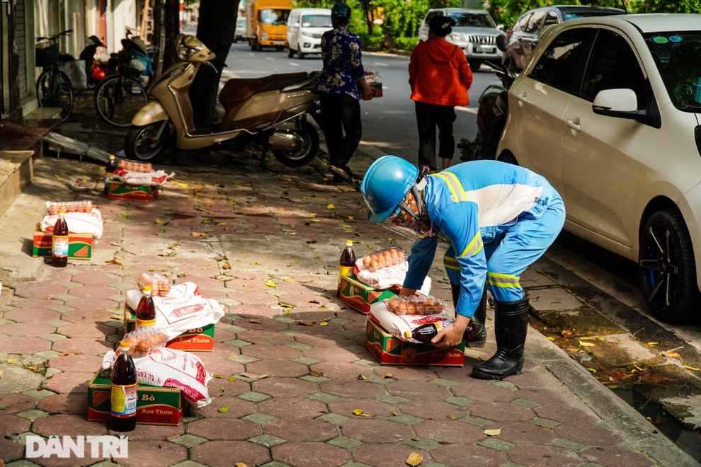 Hàng nghìn suất quà được trao tận tay người dân gặp khó khăn ở Hà Nội - 4 Hàng nghìn suất quà được trao tận tay người dân gặp khó khăn ở Hà Nội - 4