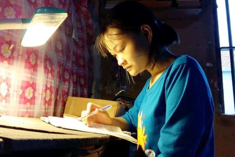 Đỗ đại học y, nữ sinh mồ côi cha chỉ biết nhìn giấy báo nhập học rồi gấp cất lại