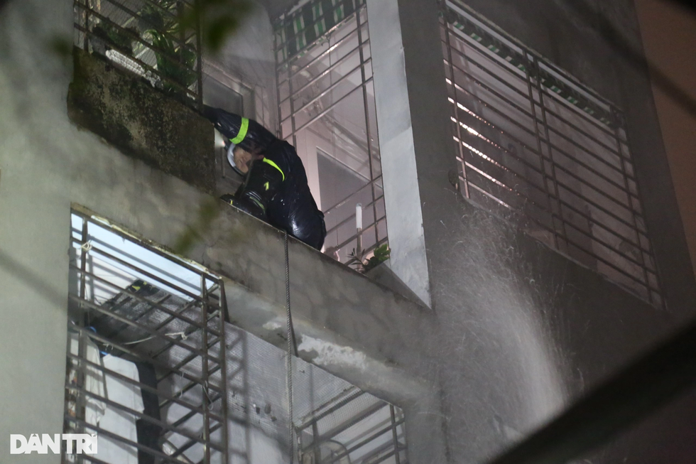 "Người nhện" cứu 10 người thoát khỏi vụ cháy chung cư mini ở Hà Nội