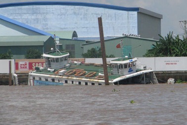 Chìm phà 100 tấn chở khách trên sông Hậu