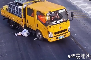 Trượt ngã trước đầu xe tải, người đàn ông thoát chết đầy may mắn